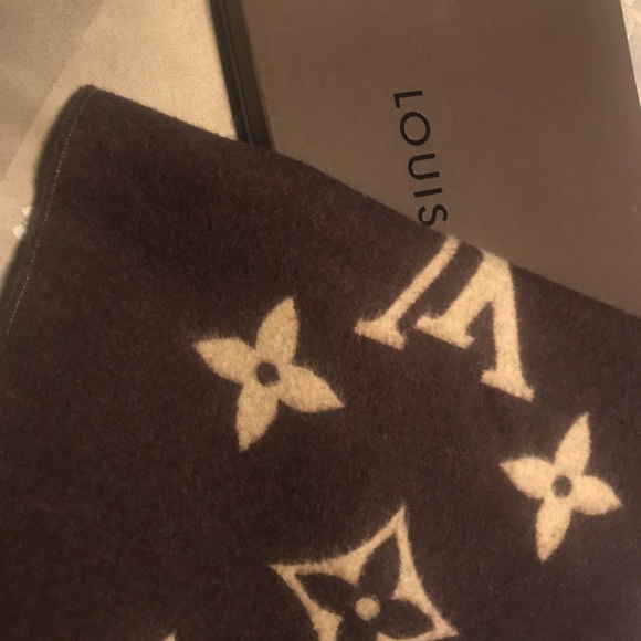 Louis Vuitton Scarf - Picture 2 of 4